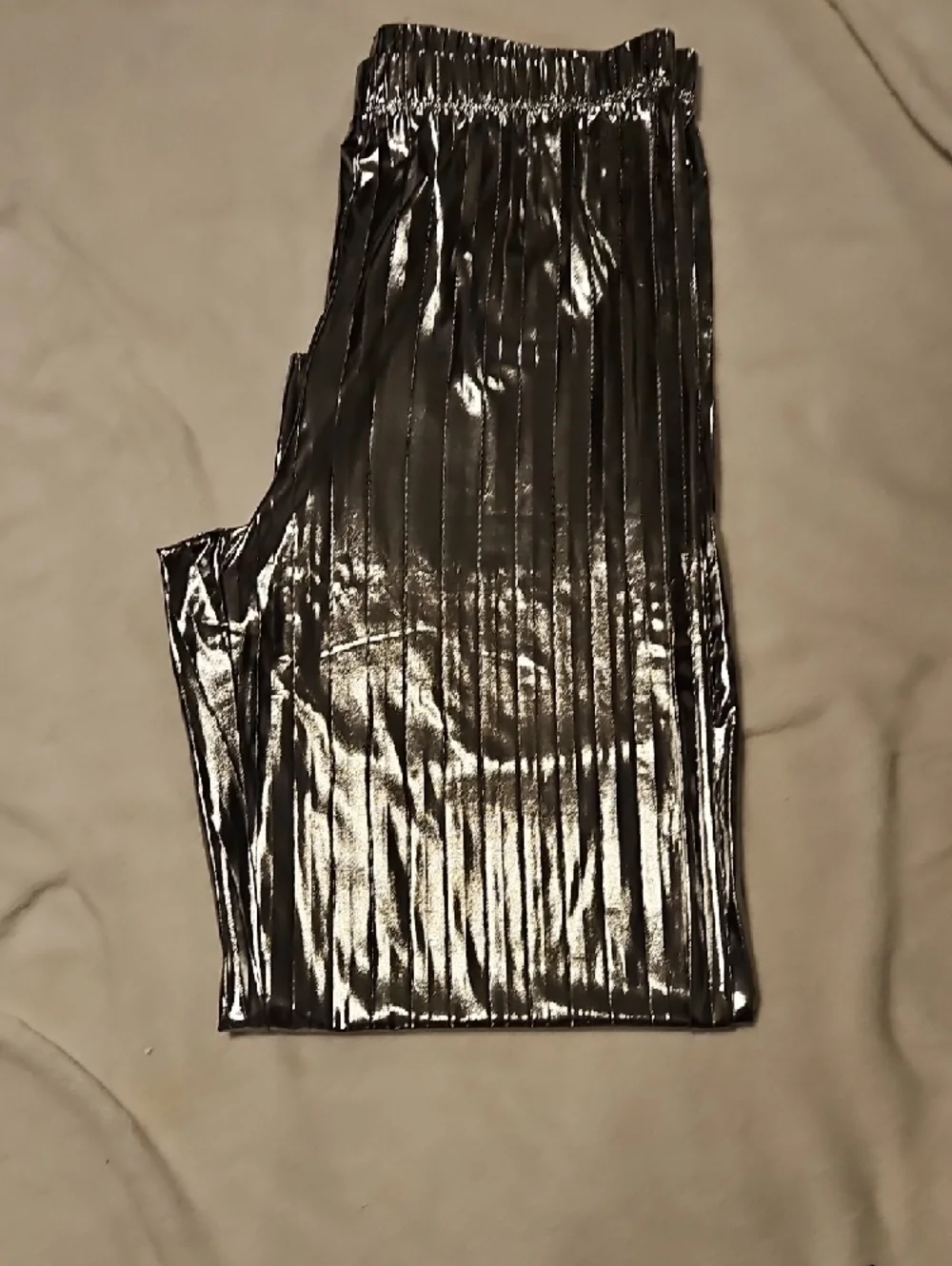 Sincerely Jules Metallic Silver Pleated Pants - Picture 4 of 8